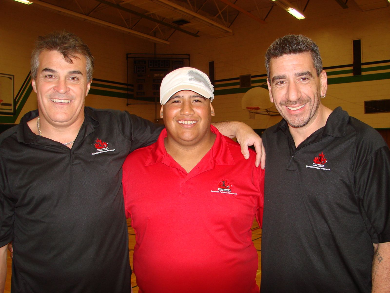 Oscar Cardoso, Leo Herrera y Gabriel Sosa, cuerpo técnico de la Selección de Futsal de Canadá.