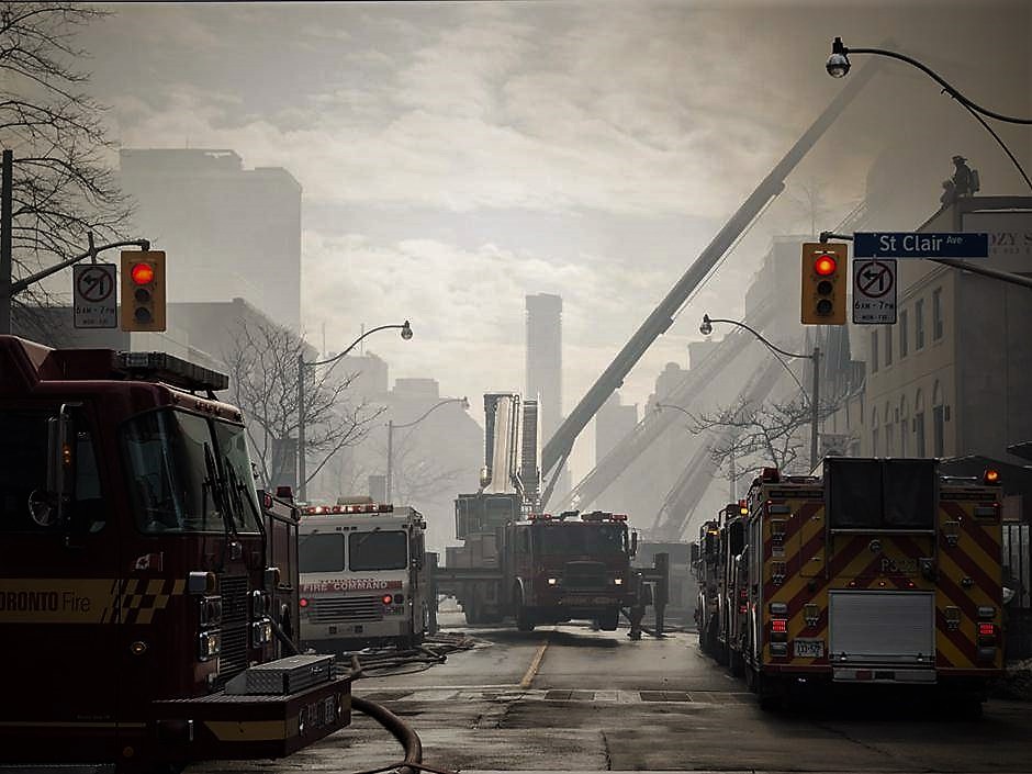 Caos total por fuerte incendio en zona central de Toronto