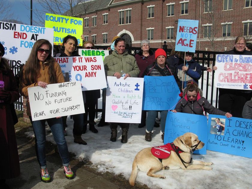 Protestas y fuertes críticas al programa de auxilio para niños autistas en Ontario 