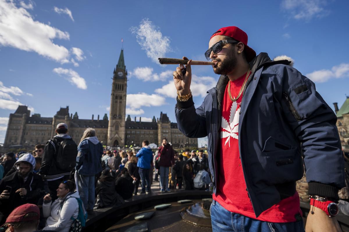 Canadienses y turistas podrán llevar marihuana en vuelos nacionales