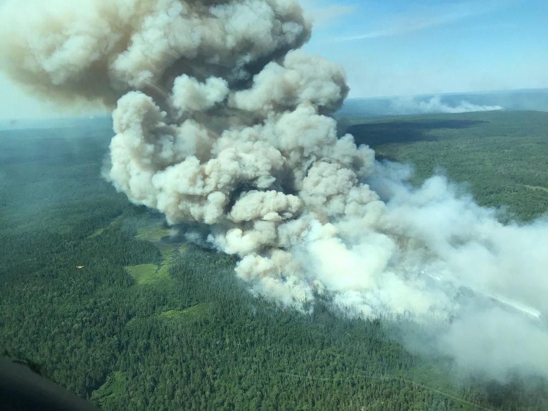 Graves incendios forestales arrasan una gigante zona al noreste de Ontario
