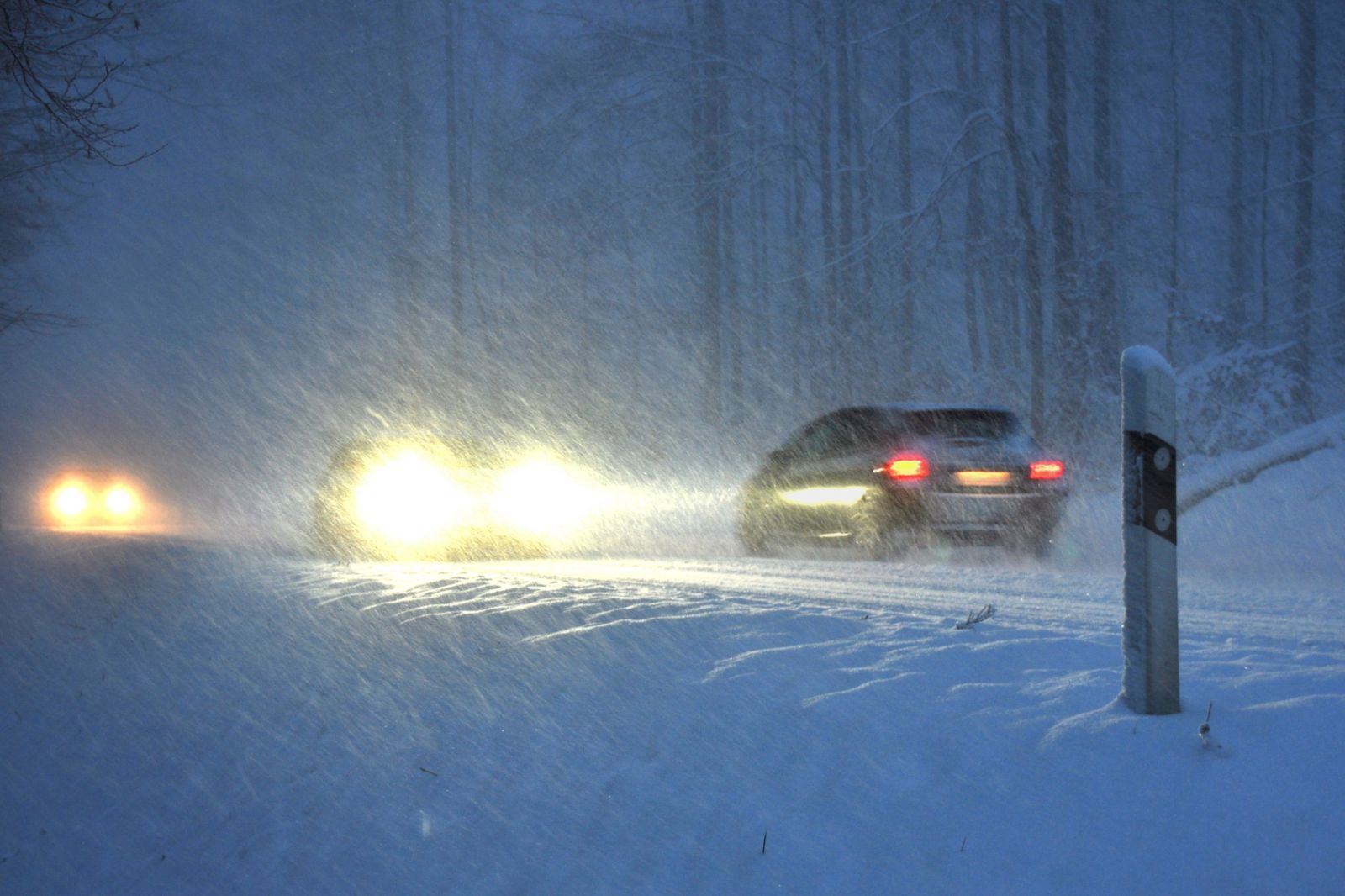 Policía alerta del peligro de viajar por carreteras cuando hay tormentas de nieve 