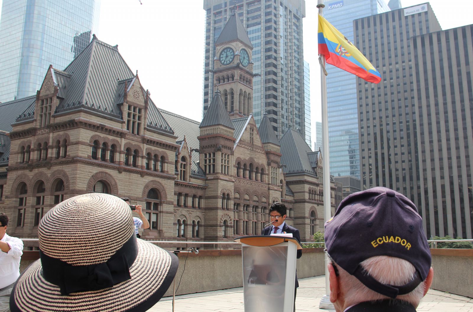 División por izada de bandera de Ecuador en City Hall de Toronto 