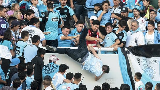 Trágica muerte de un argentino que fue lanzado desde la tribuna del estadio 