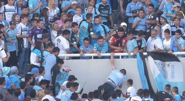 Trágica muerte de un argentino que fue lanzado desde la tribuna del estadio 