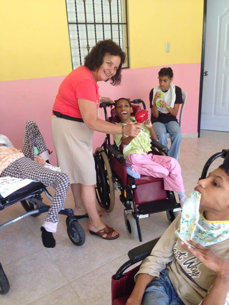 El Canadian Ray of Hope , recauda  fondos para orfanato de niños  enfermos abandonados  por sus padres en Republica Dominicana
