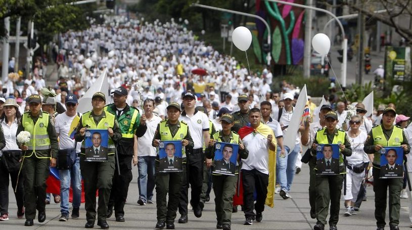 Colombia marcha y le dice no al terrorismo, pero ve crecer la amenaza a la paz 