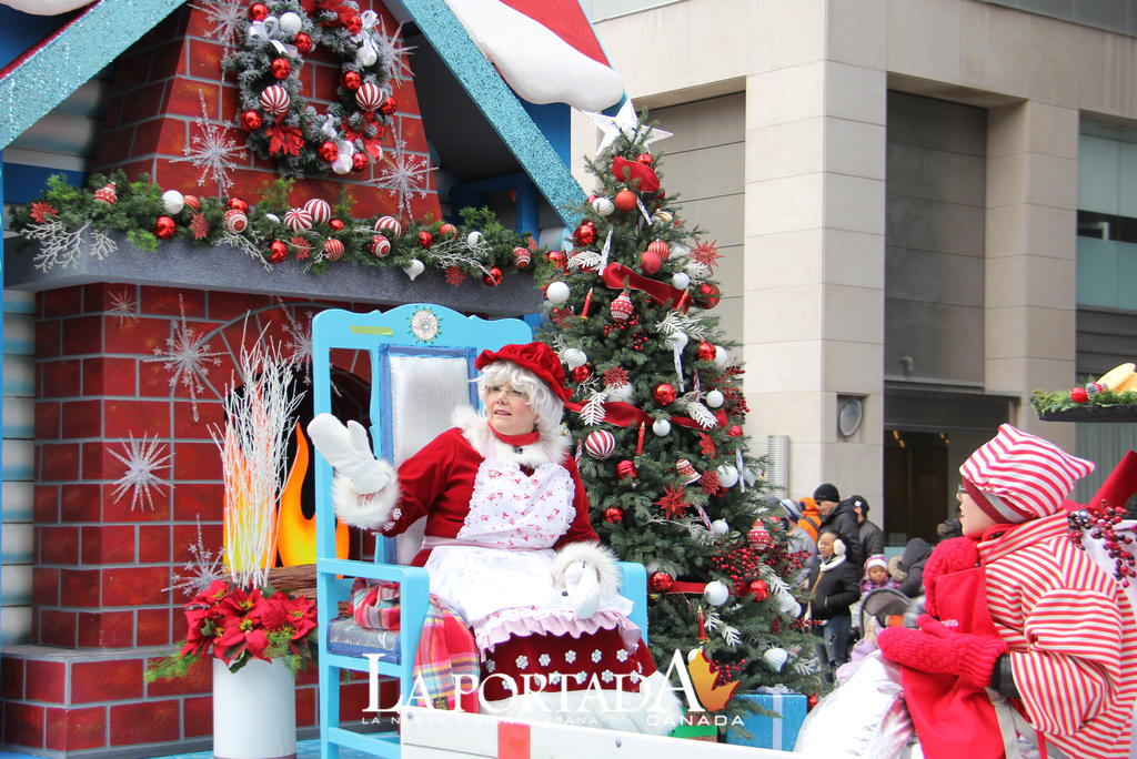 Con desfile de Santa Claus, se adelantó la navidad a los niños en Toronto 