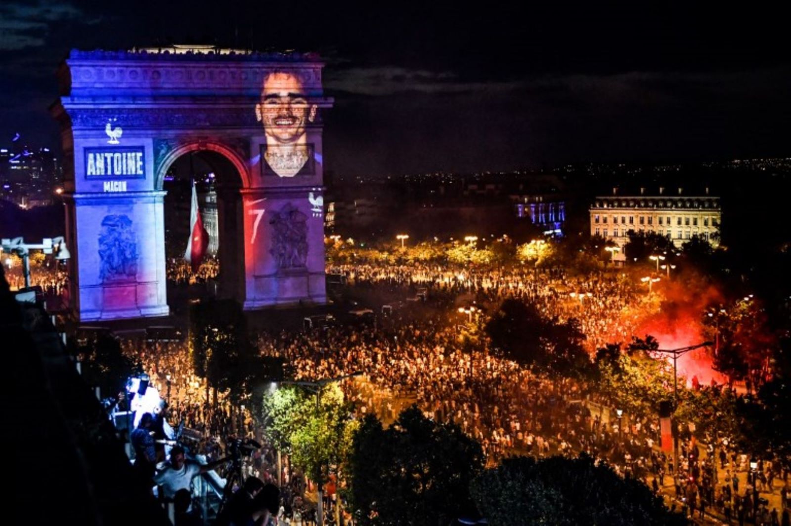 Con estrellas africanas Francia sigue celebrando su gran victoria en el Mundial 