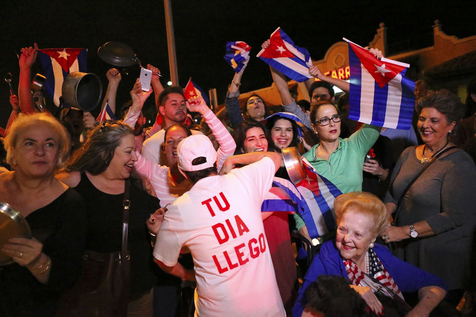 Exiliados cubanos en Miami de fiesta por la muerte del “dictador” 