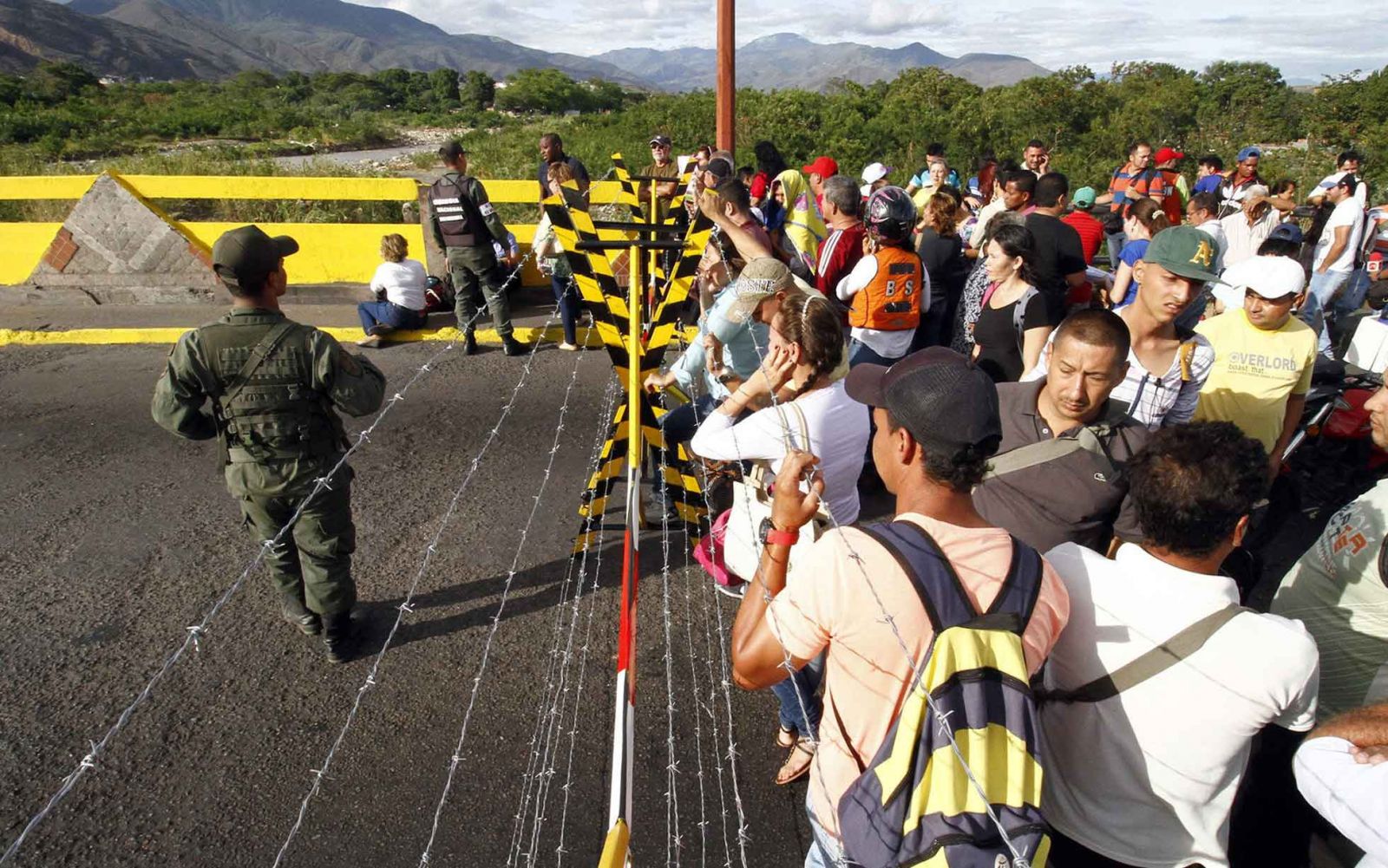 Luego del caos que armó, Gobierno de Venezuela reabre frontera con Colombia 