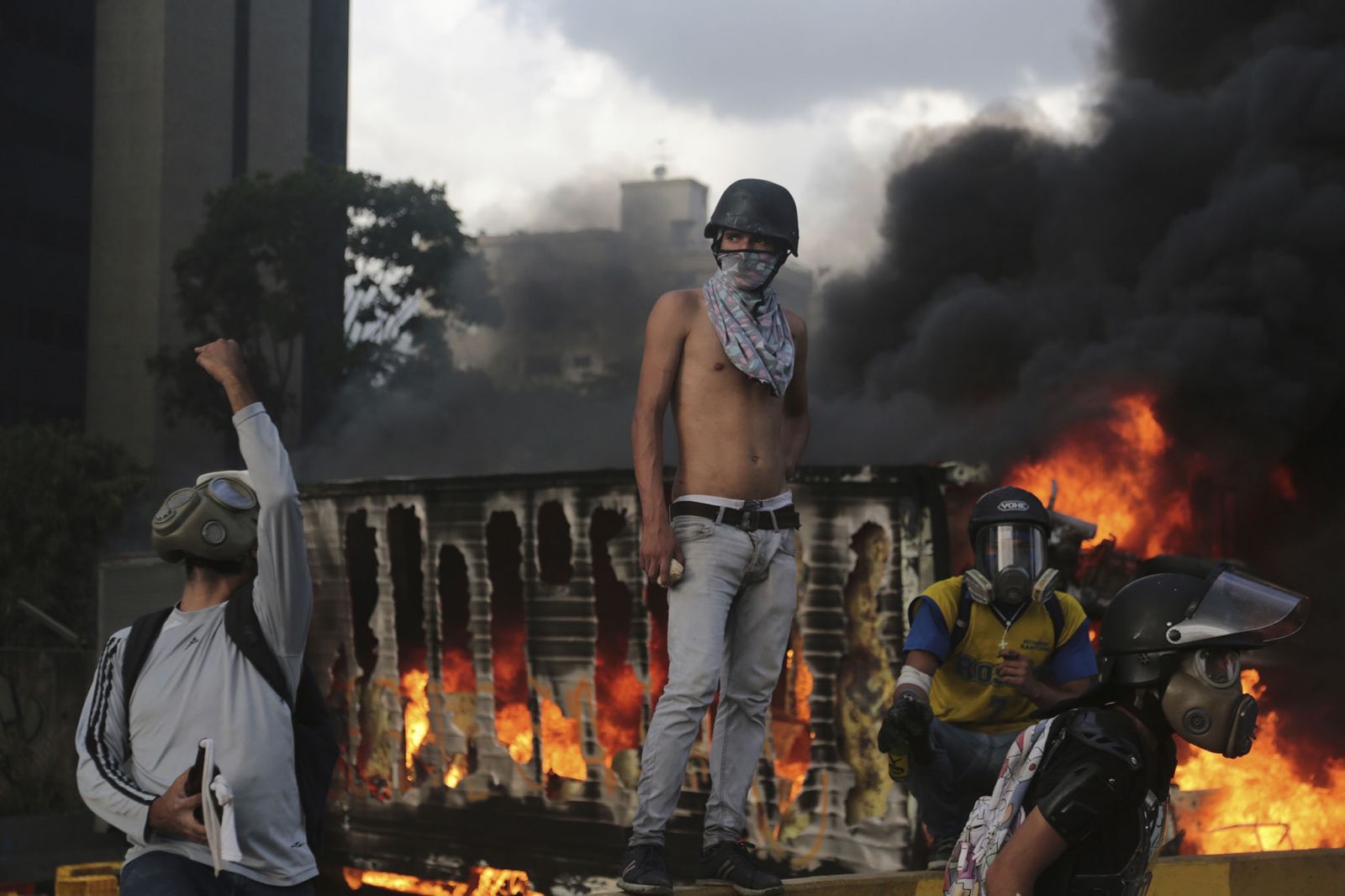 Caracas parece un campo de batalla, mientras crecen protestan contra el Gobierno 
