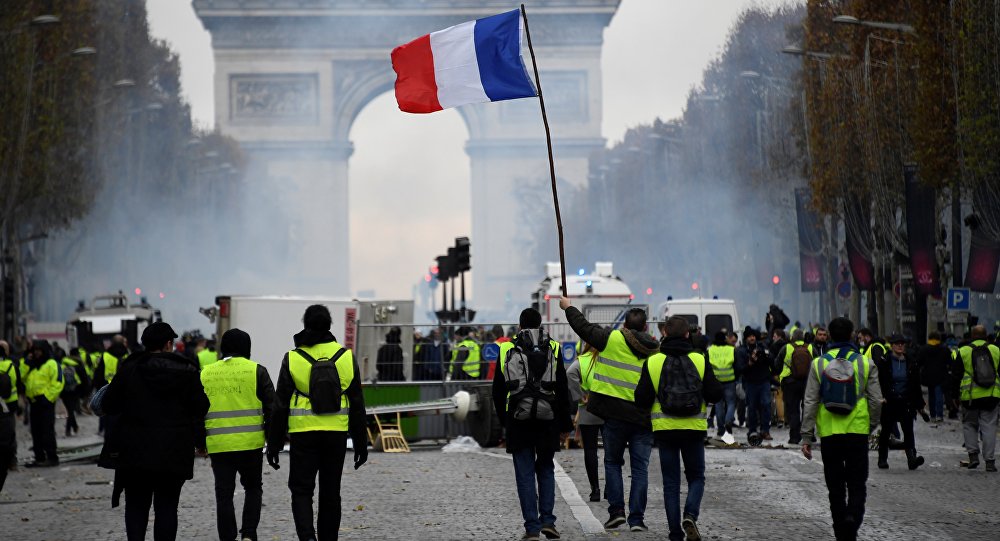 Con aumento de salarios Macron intentó parar las protestas en Francia sin conseguirlo  