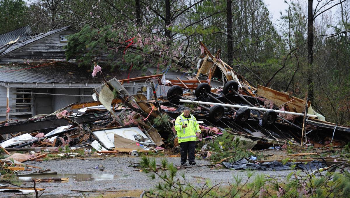 Muerte y destrucción dejan fuertes tornados que azotaron Alabama, EE.UU.