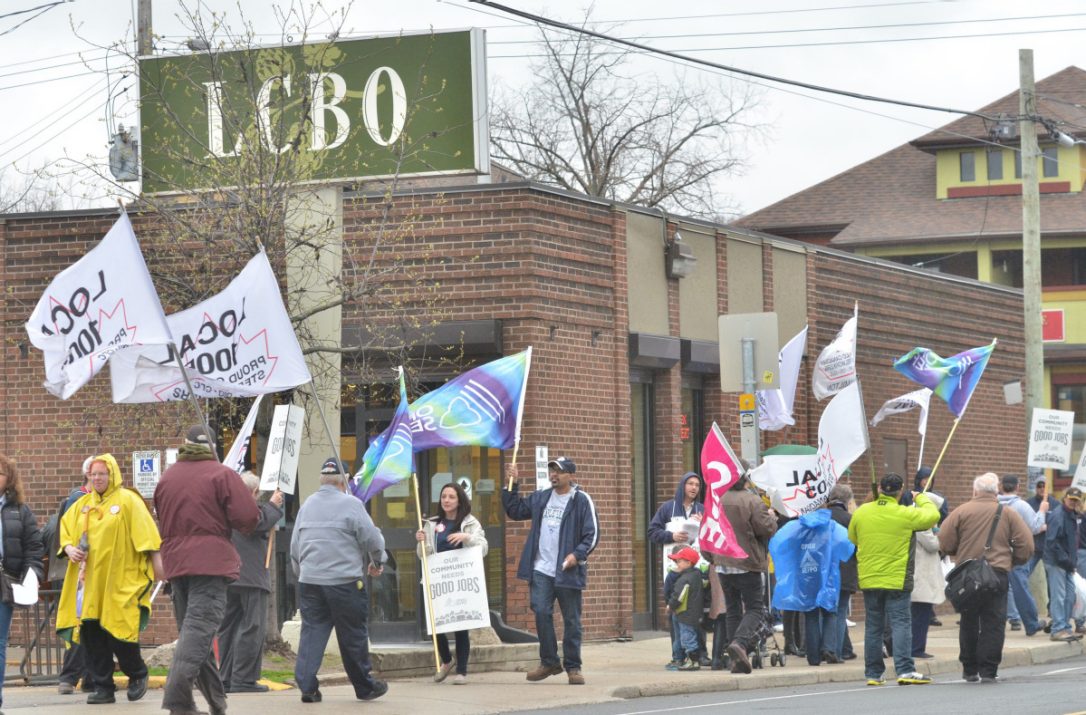 Por libre venta, trabajadores de tienda de licores LCBO entran en huelga 