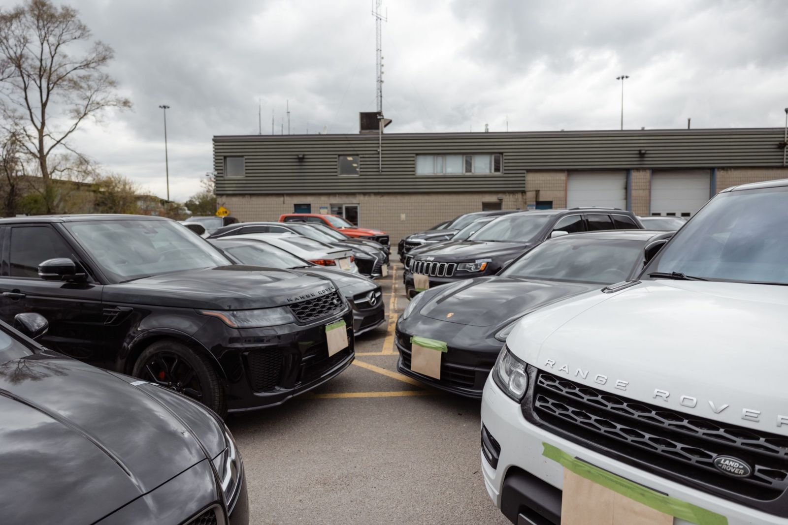 Cae banda que tenía 506 vehículos robados en Toronto, Policías arresta a 119 personas
