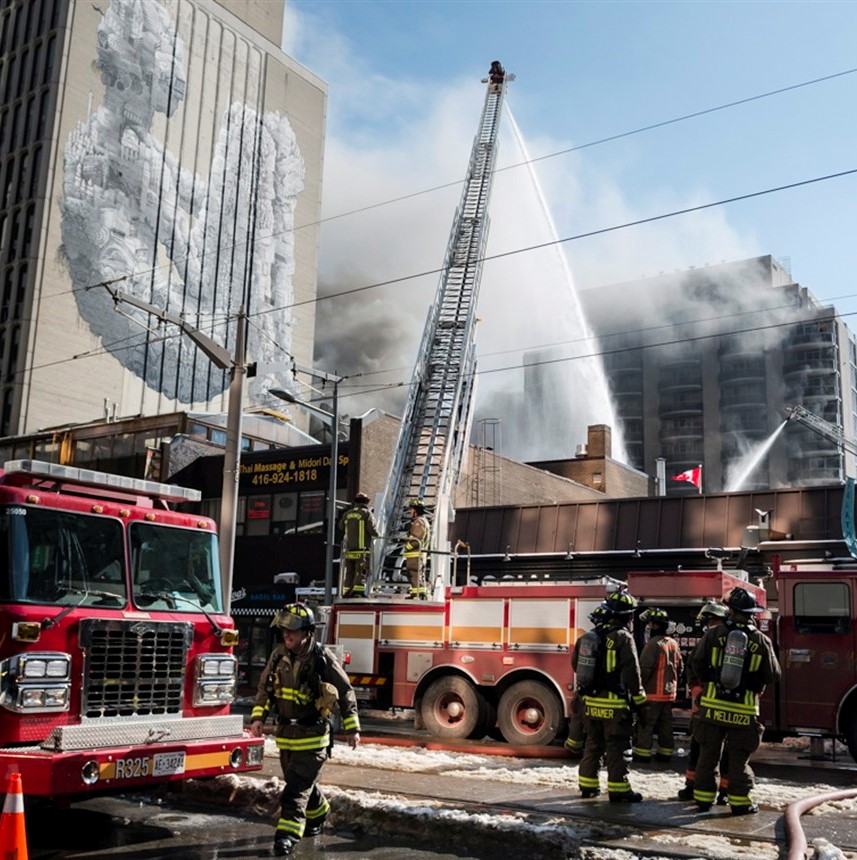 Caos total por fuerte incendio en zona central de Toronto