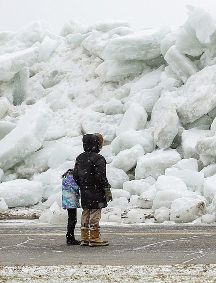 Un 'tsunami' de hielo azotó varias zonas en lagos en Canadá y EE.UU. 