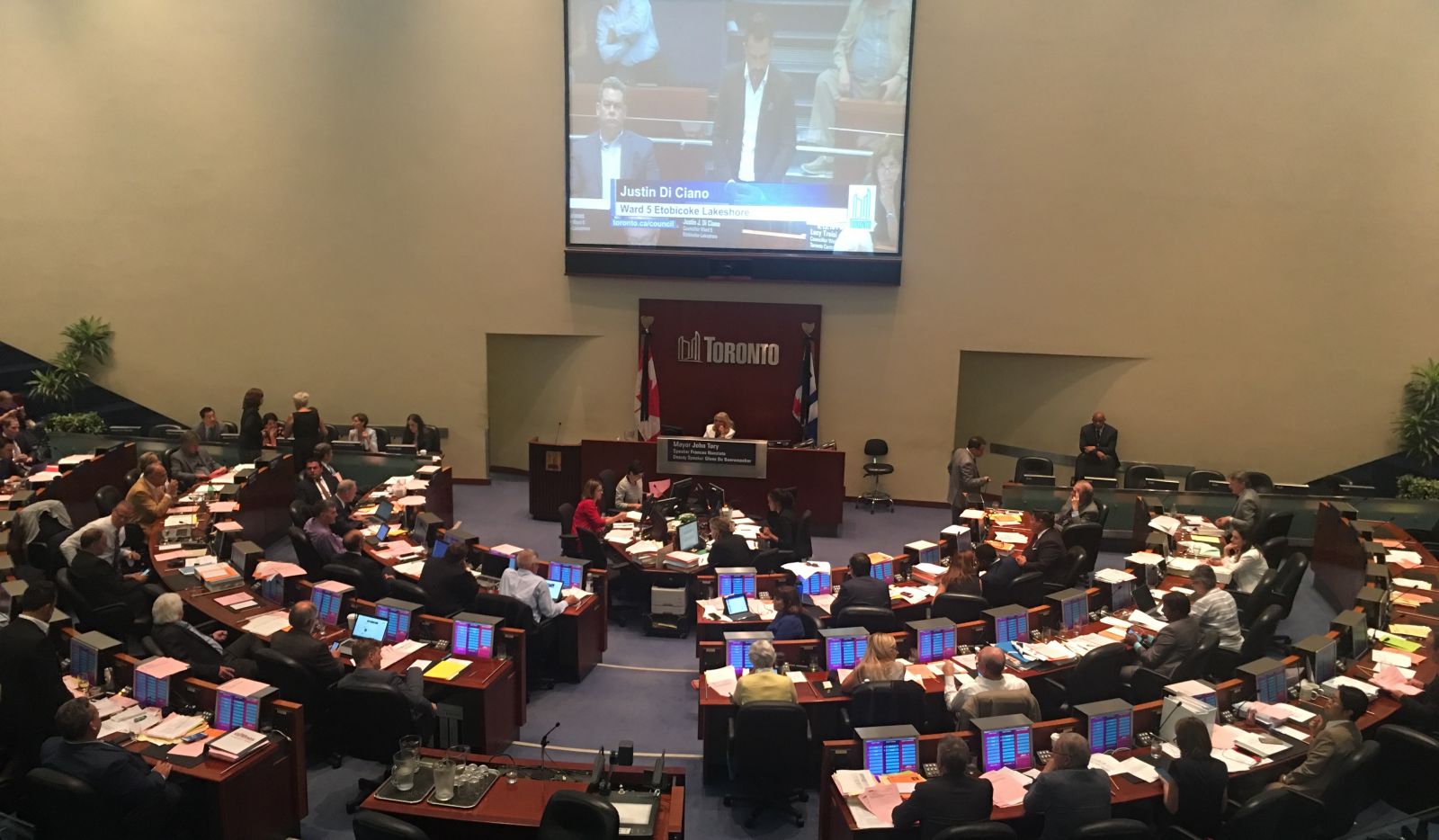 Concejo de Toronto y Alcalde se enfrentan al Premier de Ontario 