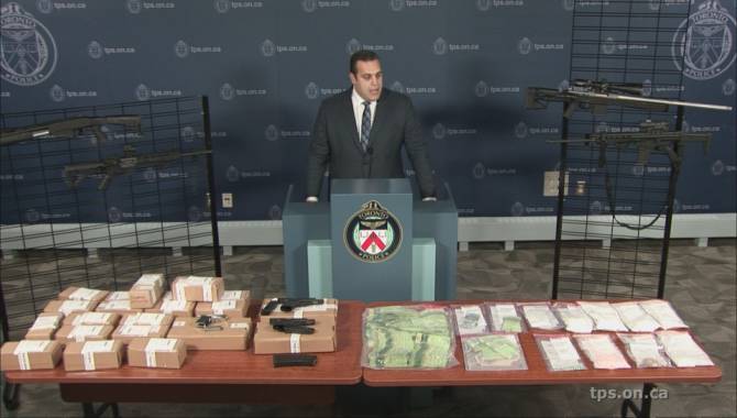 TORONTO.- La policía de Toronto acusó a tres hombres y una mujer de 165 delitos, en un caso en el que llevan varias semanas de investigación y que permitió la capturar a los miembros de una organización que traficaba con armas y drogas en la ciudad.