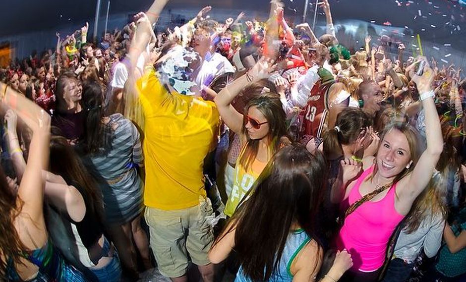 Jóvenes en EE.UU., hacen fiestas para ver quien se contagia primero de Covid 19 