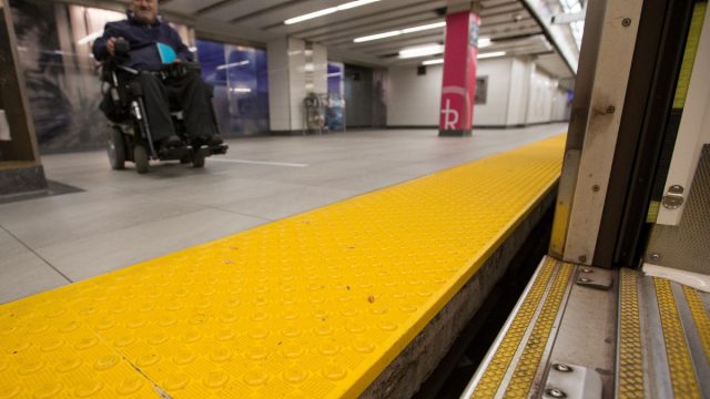 Denuncian peligrosos “huecos” en las estaciones del metro de Toronto 