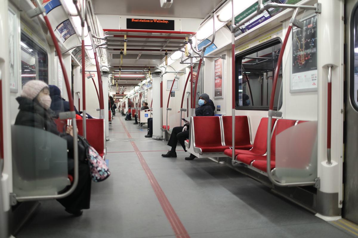 Será obligatorio llevar tapabocas en sistema metro de Toronto, incluido los buses 