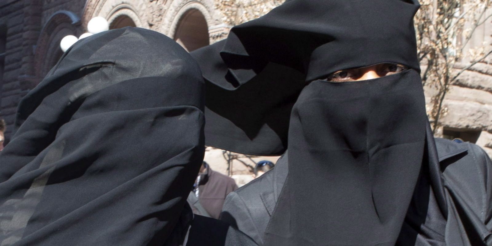 Quebec quieren obligar a las mujeres a quitarse el burka