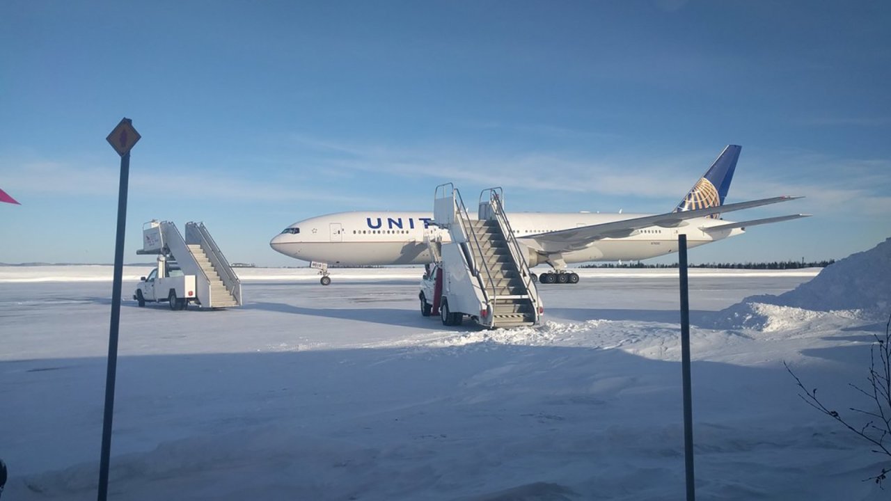 Avión en Canadá no pudo despegar porque se le congeló una de las puertas