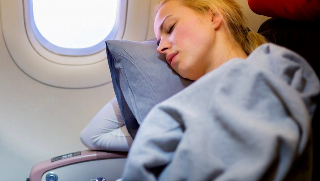 La pesadilla para mujer que se quedó dormida y atrapada en un avión en Canadá  