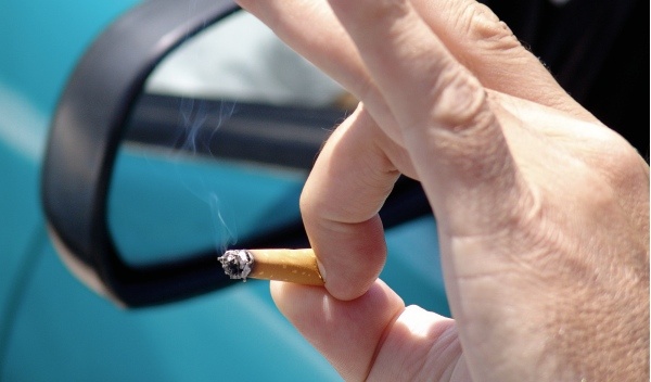 Fuerte multa a conductor que arrojó colilla del cigarrillo a la calle en Canadá 