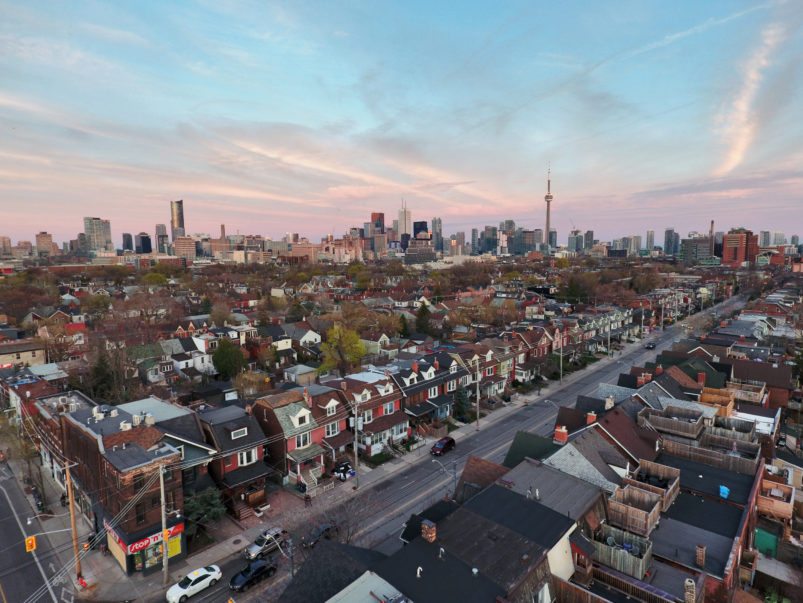 Bajan las ventas de casas en Toronto, pero suben los precios 