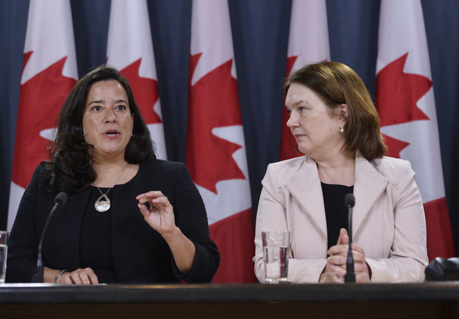 Trudeau en líos por expulsar del partido liberal a parlamentarias que lo denunciaron 