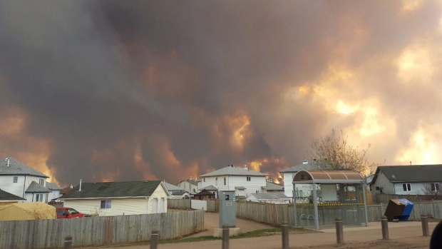 Por voraz incendio se tendría que evacuar todo un pueblo en Alberta