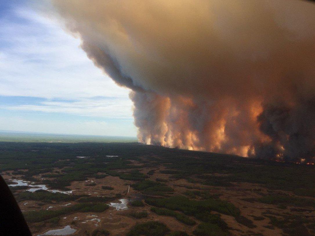 Por voraz incendio se tendría que evacuar todo un pueblo en Alberta