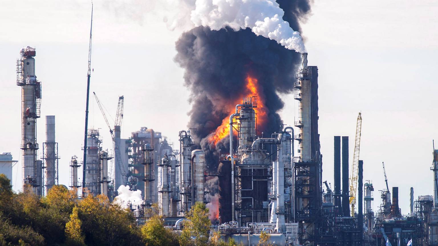 Se incendió y explotó parte de la refinería más grande de Canadá