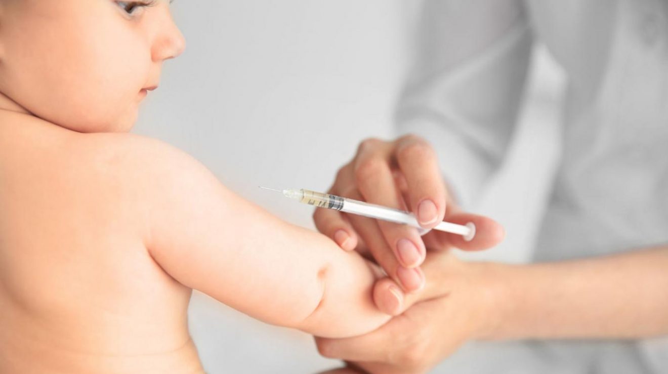 Madres están desafiando ley que obliga a la vacunación de niños en Ontario 