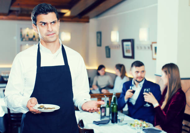 Por los bajos salarios hay escasez de empleados para restaurantes en Canadá