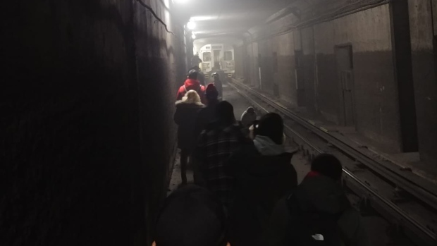 Incendio en el túnel genera evacuación de emergencia en el metro de Toronto