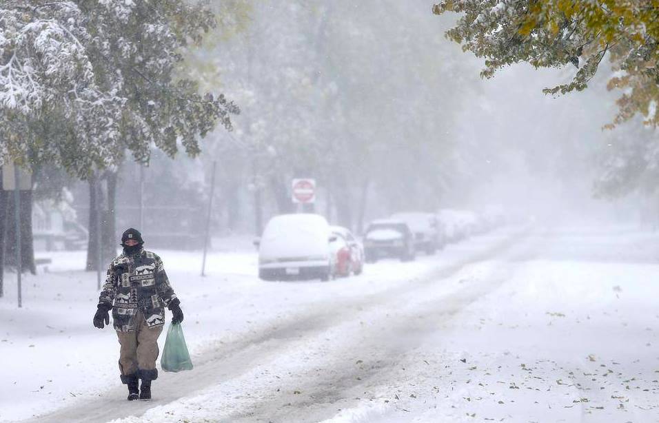Sorpresiva y fuerte tormenta de nieve en Canadá causa desastres en Manitoba