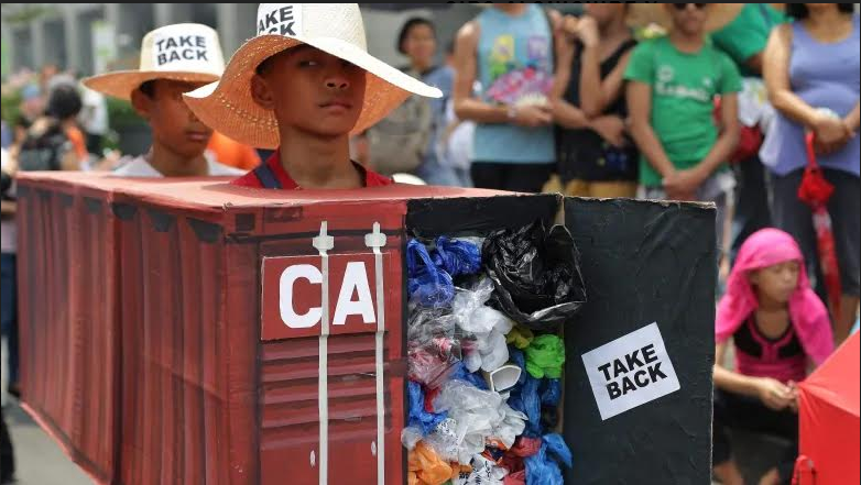 Presidente de Filipinas exige a Canadá recoger las toneladas de basura que mandó a su isla 