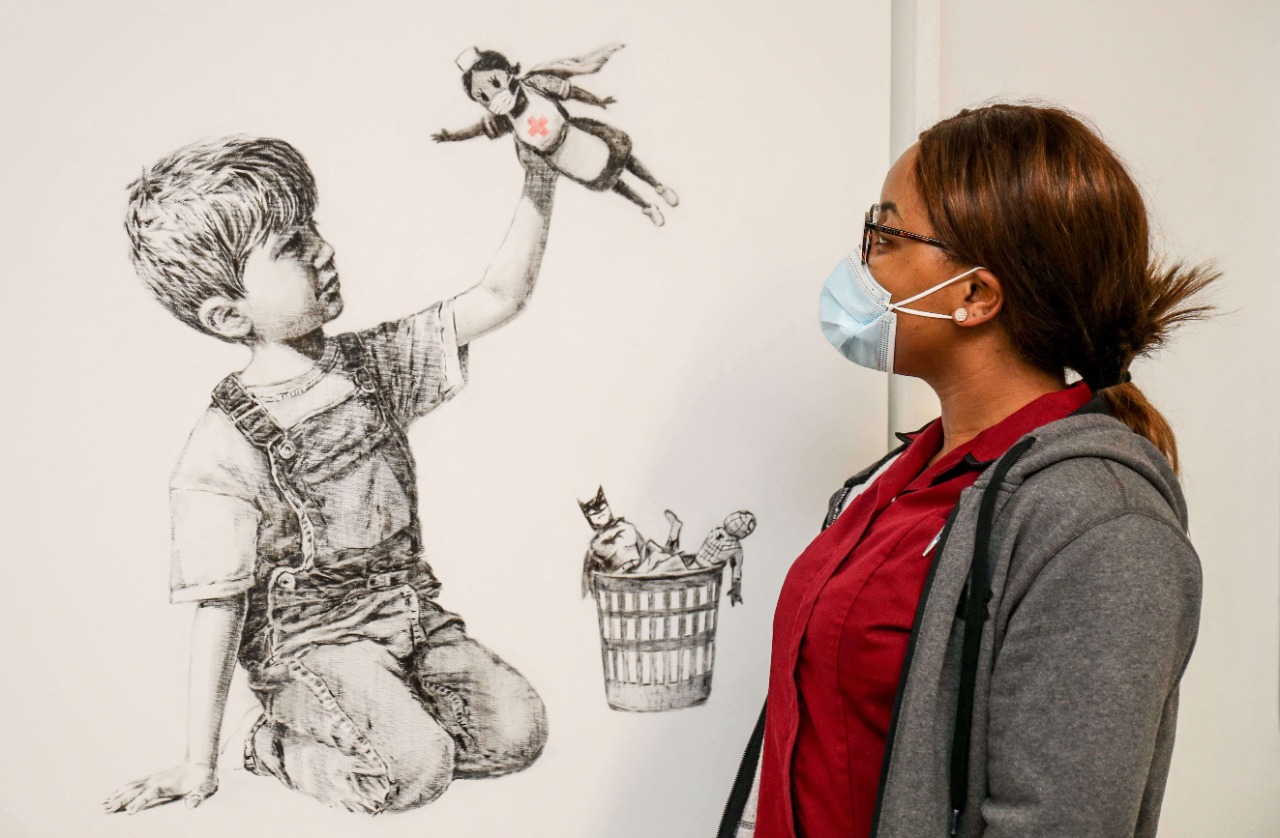 Pintura de Banksy en homenaje a trabajadores de salud se vende una cifra récord 