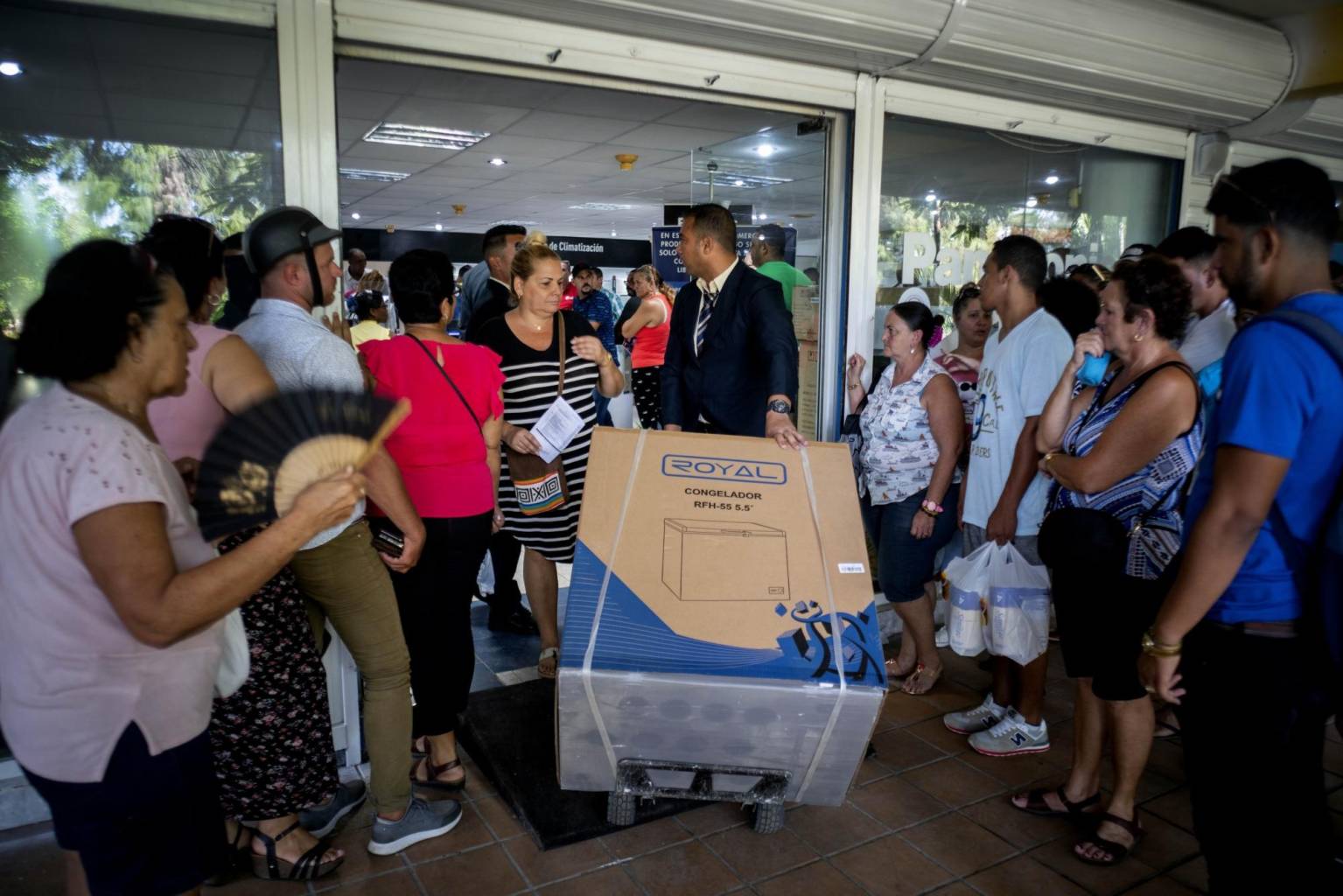 Largas filas en Cuba para comprar en tiendas de electrodomésticos importados 