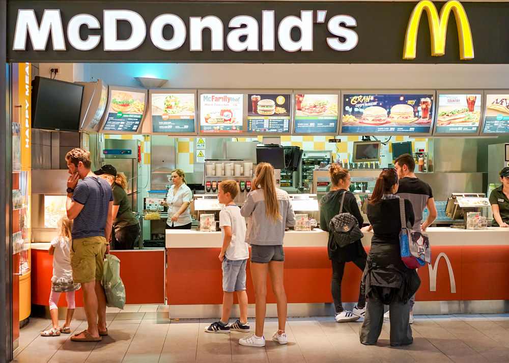 McDonald’s no consigue empleados y ahora ofrece trabajos hasta los menores de edad
