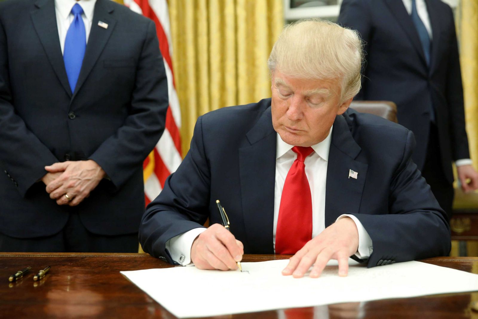 Trump inicia sus fuertes reformas económicas y de entrada saca a EE.UU. del TPP 
