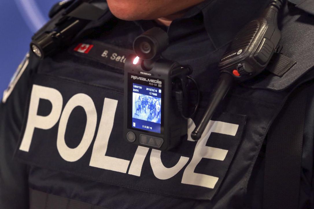 Por la trasparencia en su actuar, policías de Toronto patrullarán con cámaras pegadas a su uniforme 