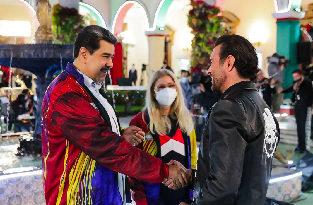 Le llueven fuertes críticas a Pablo Montero por serenata de cumpleaños a Maduro