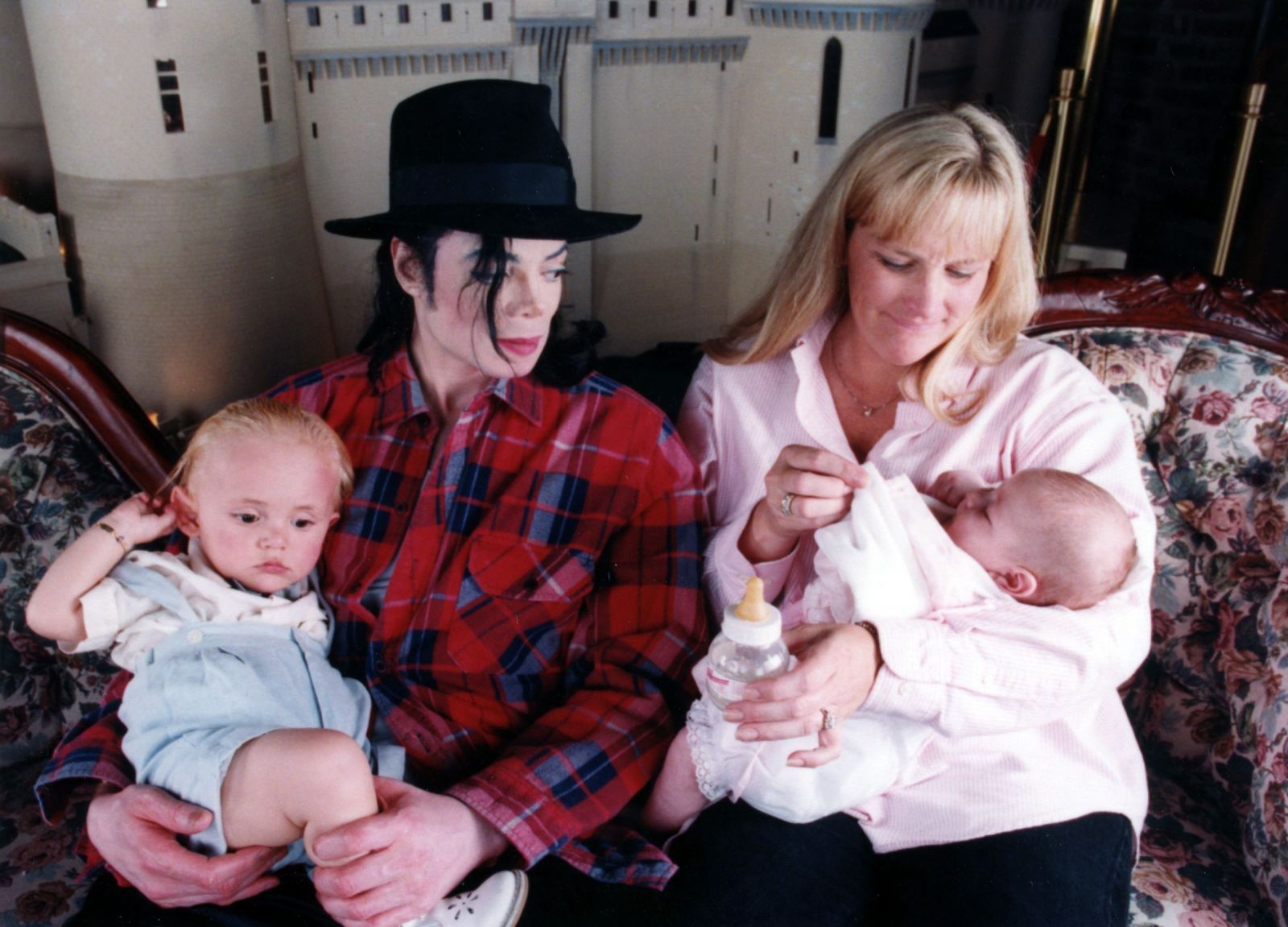 Ex esposa de Michael Jackson dice que sus hijos son de un donante de esperma  