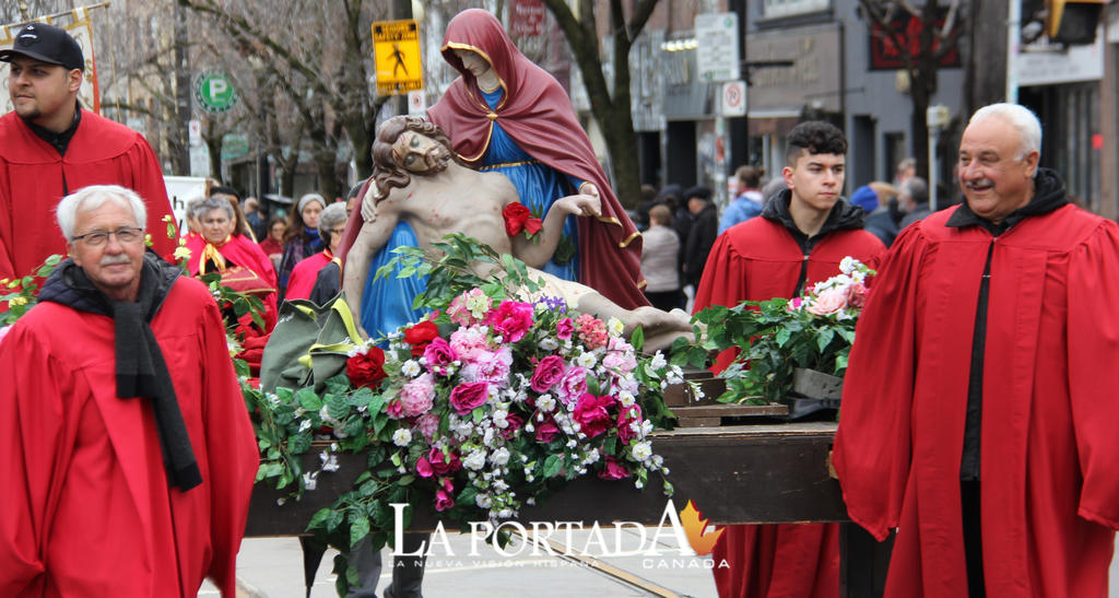 Ni la lluvia pudo detener el fervor religioso de la Semana Santa en Toronto  