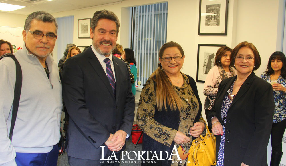 Cónsul de Perú entrega reconocimiento a creadoras del trabajo artístico 